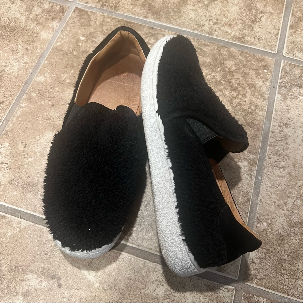 UGG • RICCI Womens Flats • Black Fur • Size 7